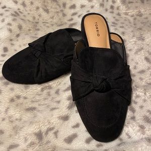 Suede knotted mules